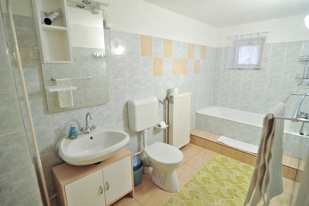 Almafa Apartmanhaz เอ็กเกอร์ ภายนอก รูปภาพ