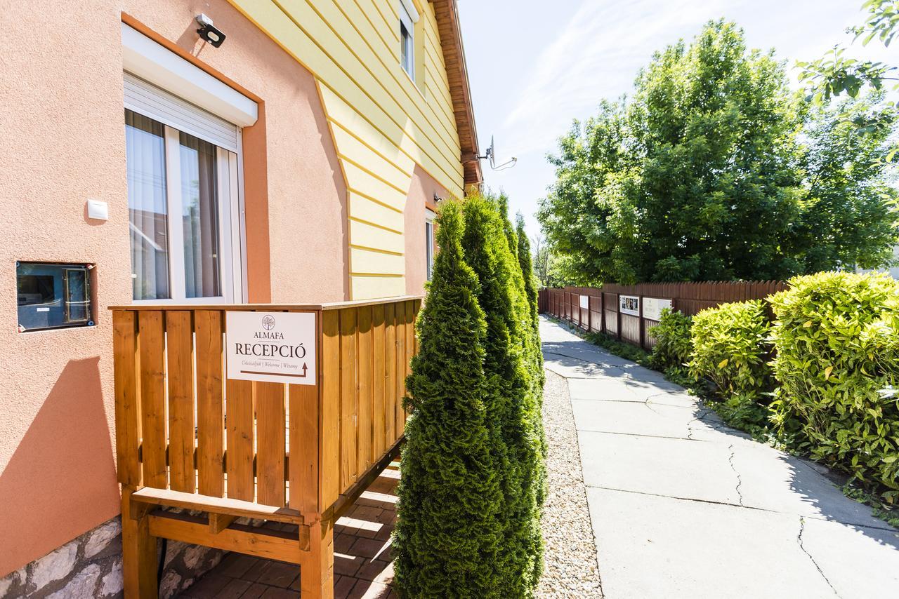 Almafa Apartmanhaz เอ็กเกอร์ ภายนอก รูปภาพ