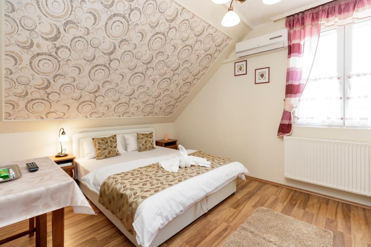 Almafa Apartmanhaz เอ็กเกอร์ ภายนอก รูปภาพ