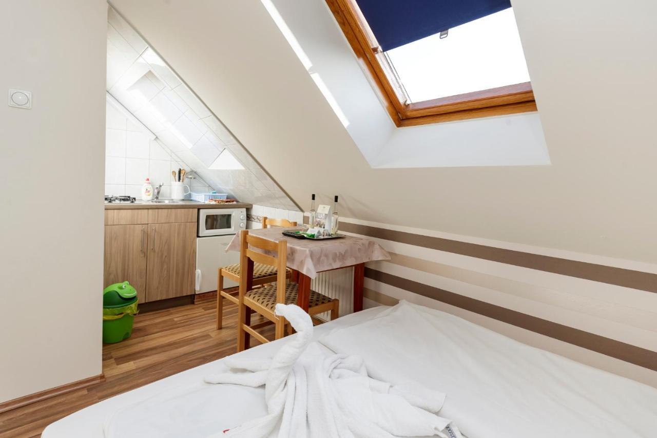 Almafa Apartmanhaz เอ็กเกอร์ ภายนอก รูปภาพ