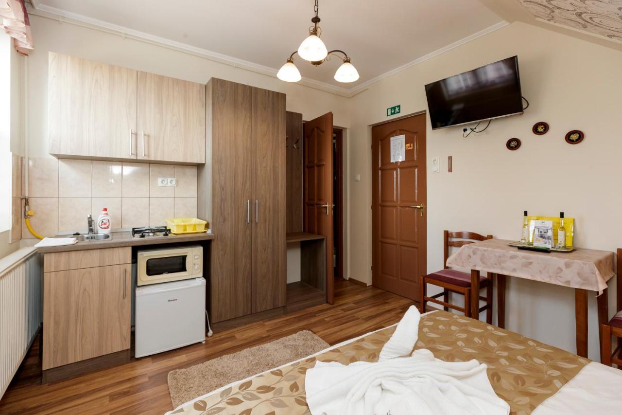 Almafa Apartmanhaz เอ็กเกอร์ ภายนอก รูปภาพ