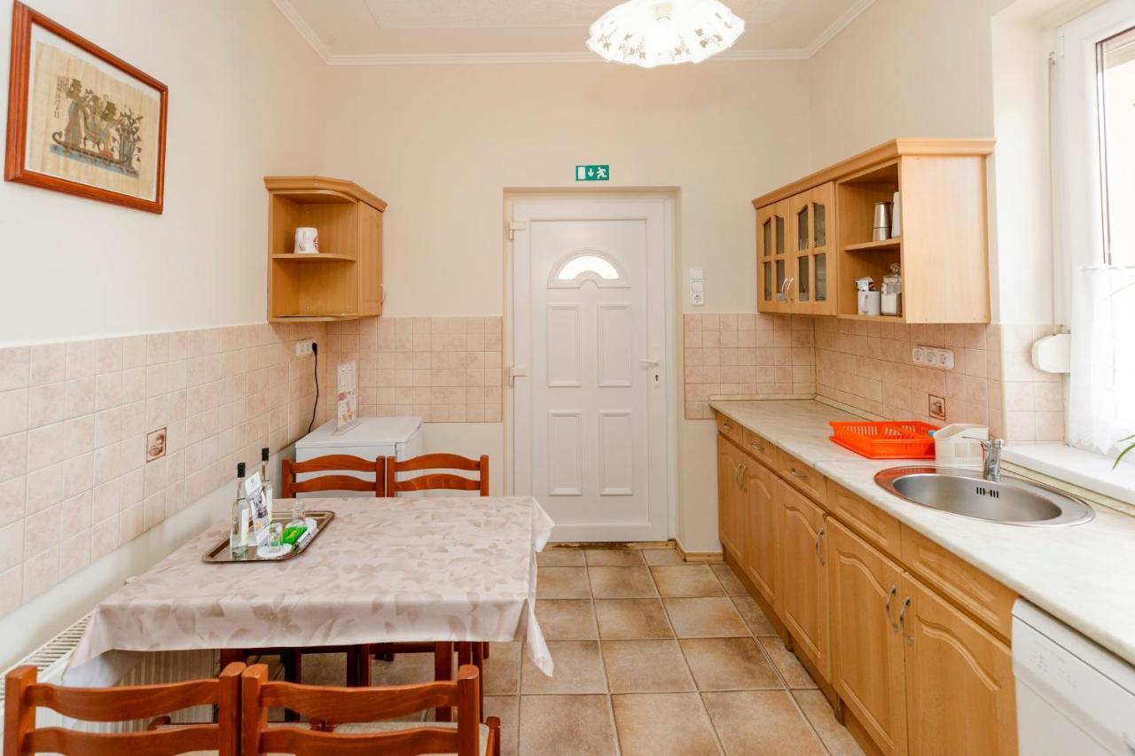 Almafa Apartmanhaz เอ็กเกอร์ ภายนอก รูปภาพ